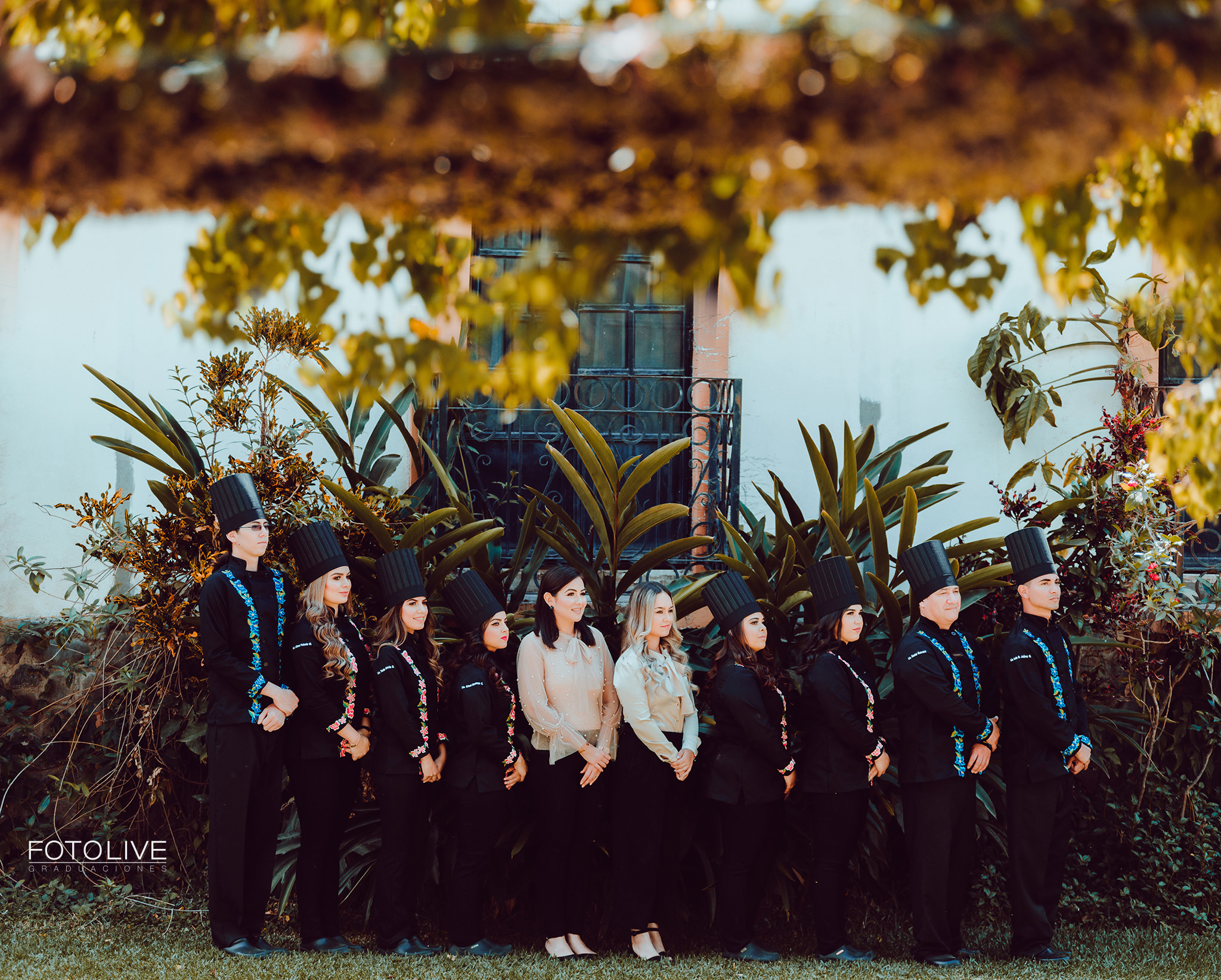 Fotografía de graduación ENEPAC Gastronomía en Hacienda Del Río, Guamúchil; egresado con uniforme de chef bordado junto al Río Évora.