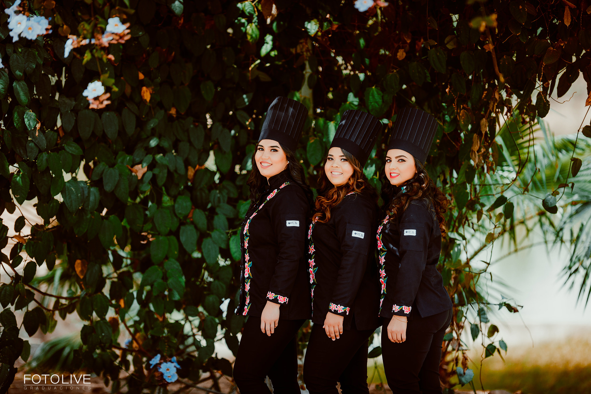 Fotografía de graduación ENEPAC Gastronomía en Hacienda Del Río, Guamúchil; egresado con uniforme de chef bordado junto al Río Évora.