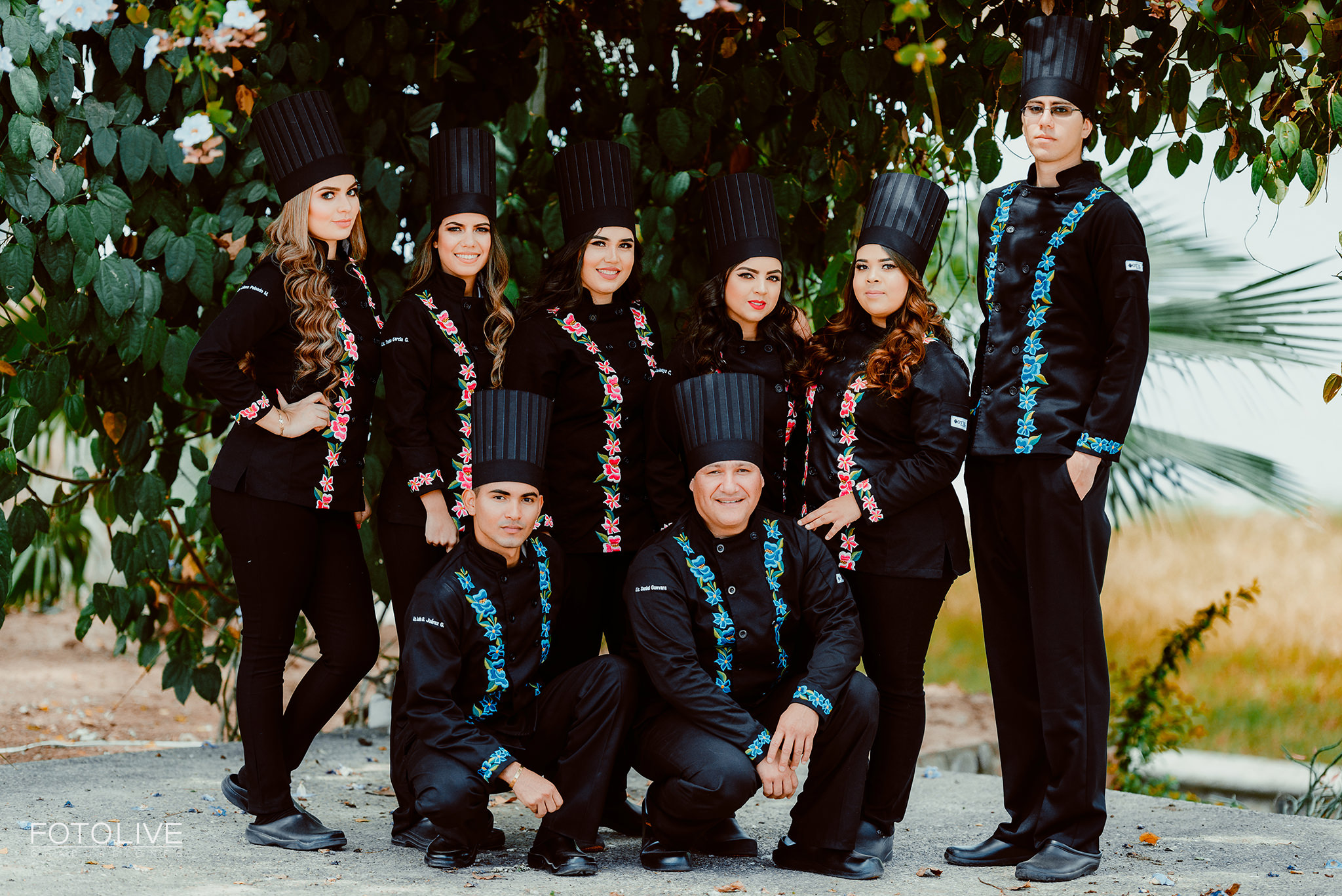 Fotografía de graduación ENEPAC Gastronomía en Hacienda Del Río, Guamúchil; egresado con uniforme de chef bordado junto al Río Évora.