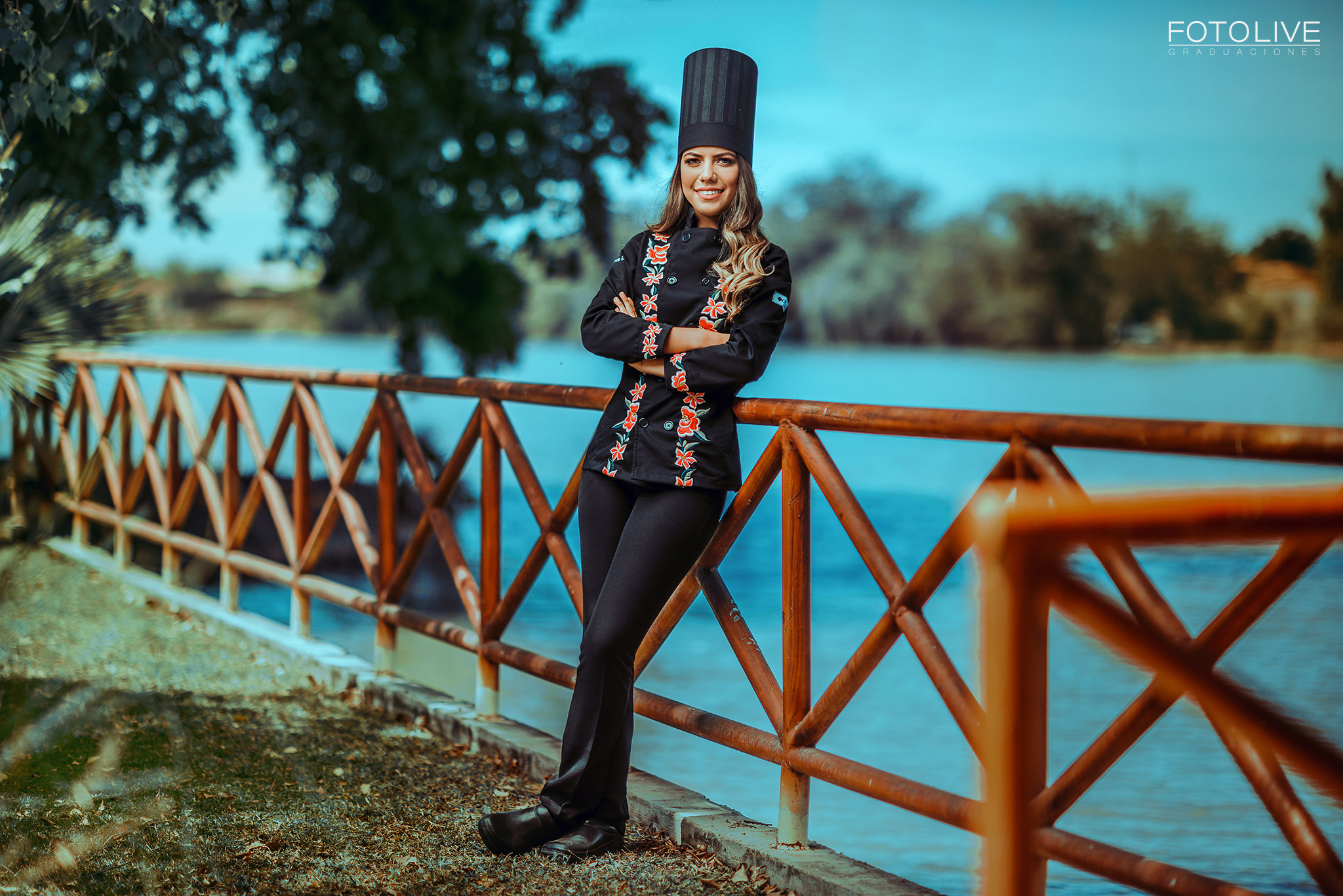 Fotografía de graduación ENEPAC Gastronomía en Hacienda Del Río, Guamúchil; egresado con uniforme de chef bordado junto al Río Évora.