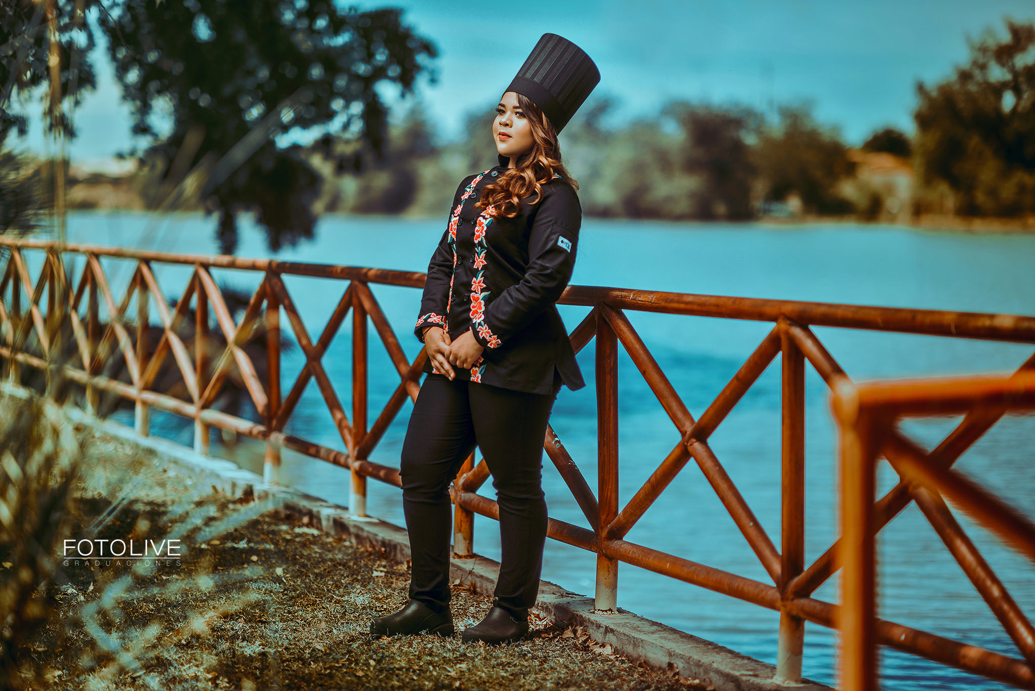 Fotografía de graduación ENEPAC Gastronomía en Hacienda Del Río, Guamúchil; egresado con uniforme de chef bordado junto al Río Évora.