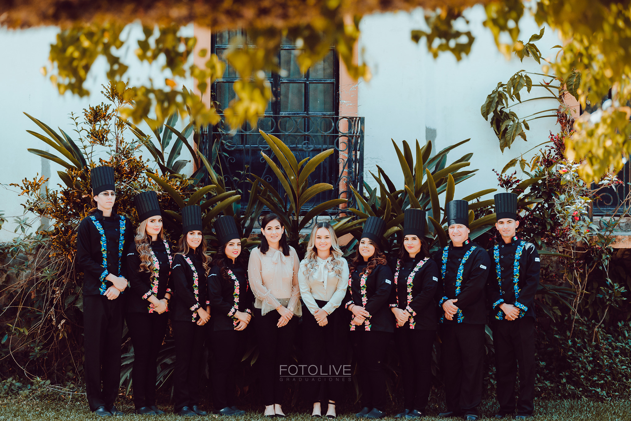 Fotografía de graduación ENEPAC Gastronomía en Hacienda Del Río, Guamúchil; egresado con uniforme de chef bordado junto al Río Évora.