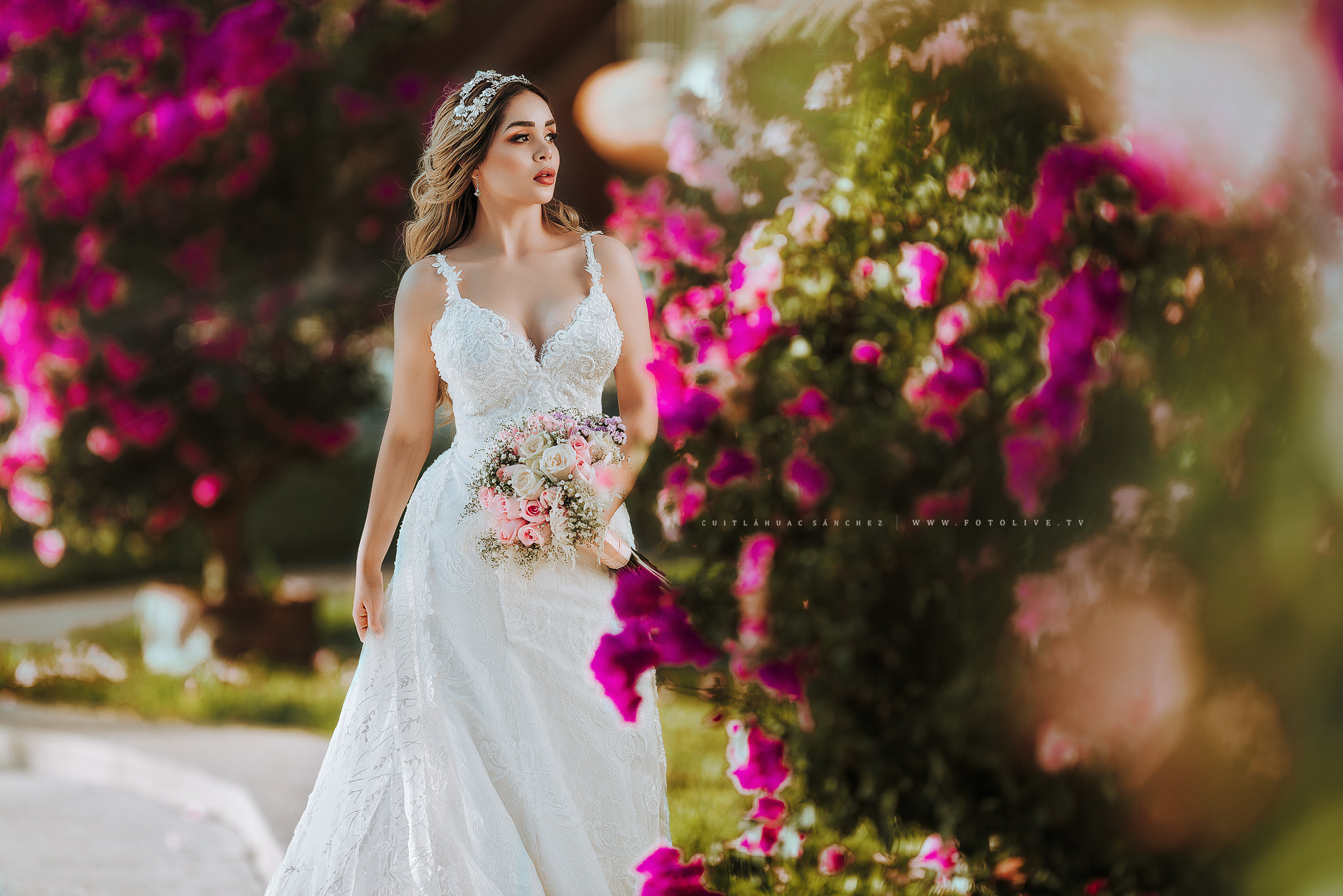 fotografia de bodas en jardin con flores