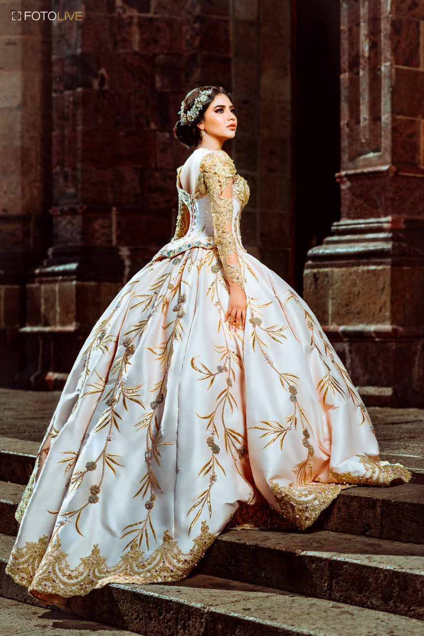 Sesion De Xv En Catedral De Guadalajara Fotolive Melany 04 Retrato editorial de XV en la Catedral Metropolitana de Guadalajara; sujeto con vestido de gala en entorno sacro con vitrales y altar dorado.