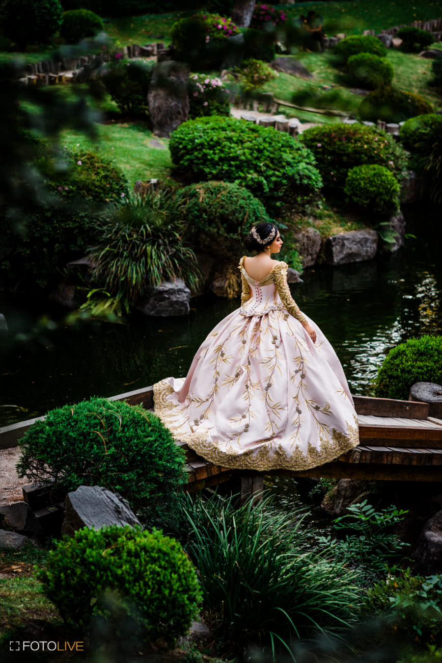 Sesion De Xv Jardin Japones Parque Olmos Guadalajara 04 Retrato editorial de XV en Jardín Japonés del Parque Olmos, Guadalajara; sujeto con vestido de gala en entorno natural y arquitectónico.