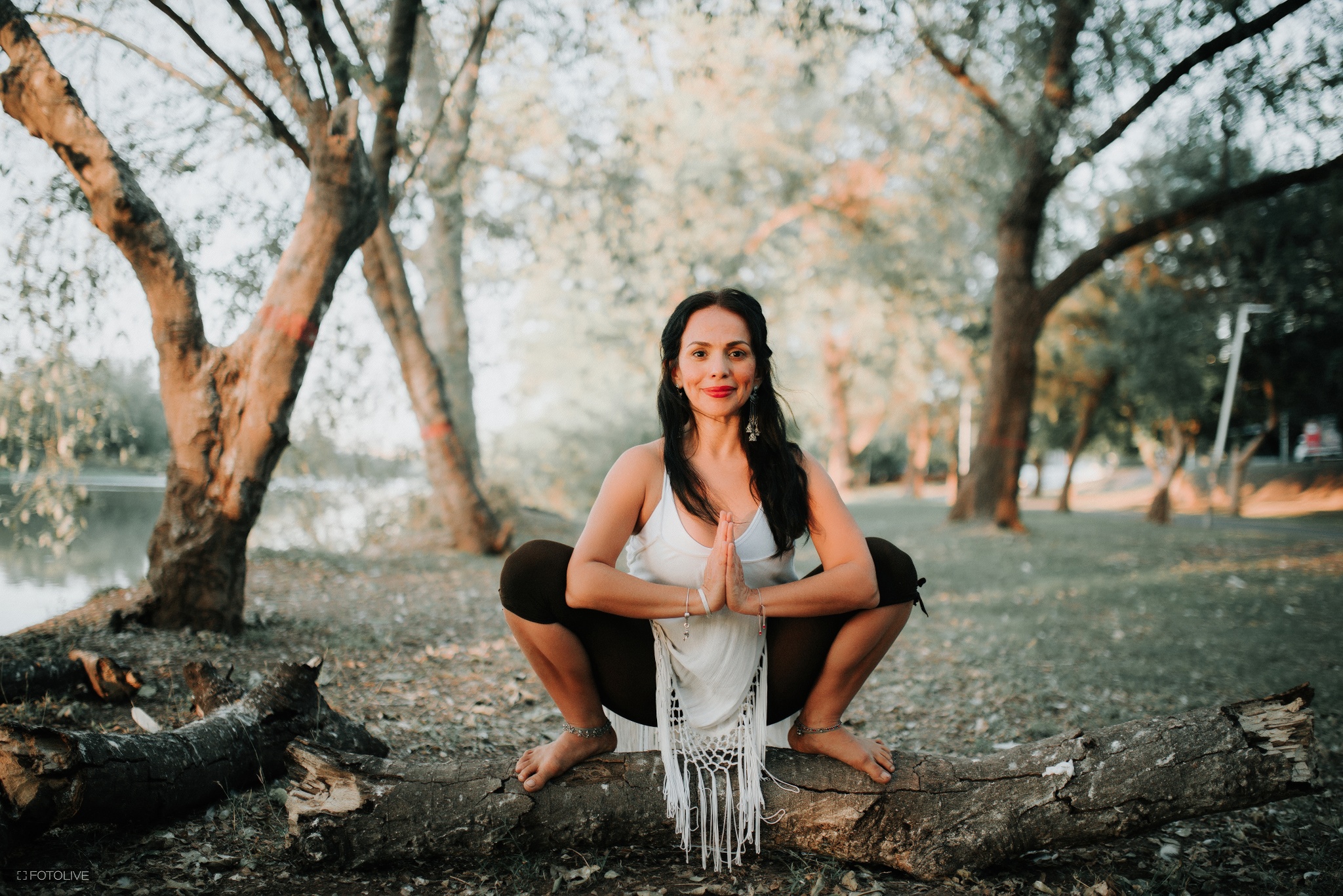 Instructora de yoga en postura de meditación en parque Las Riveras, Culiacán.