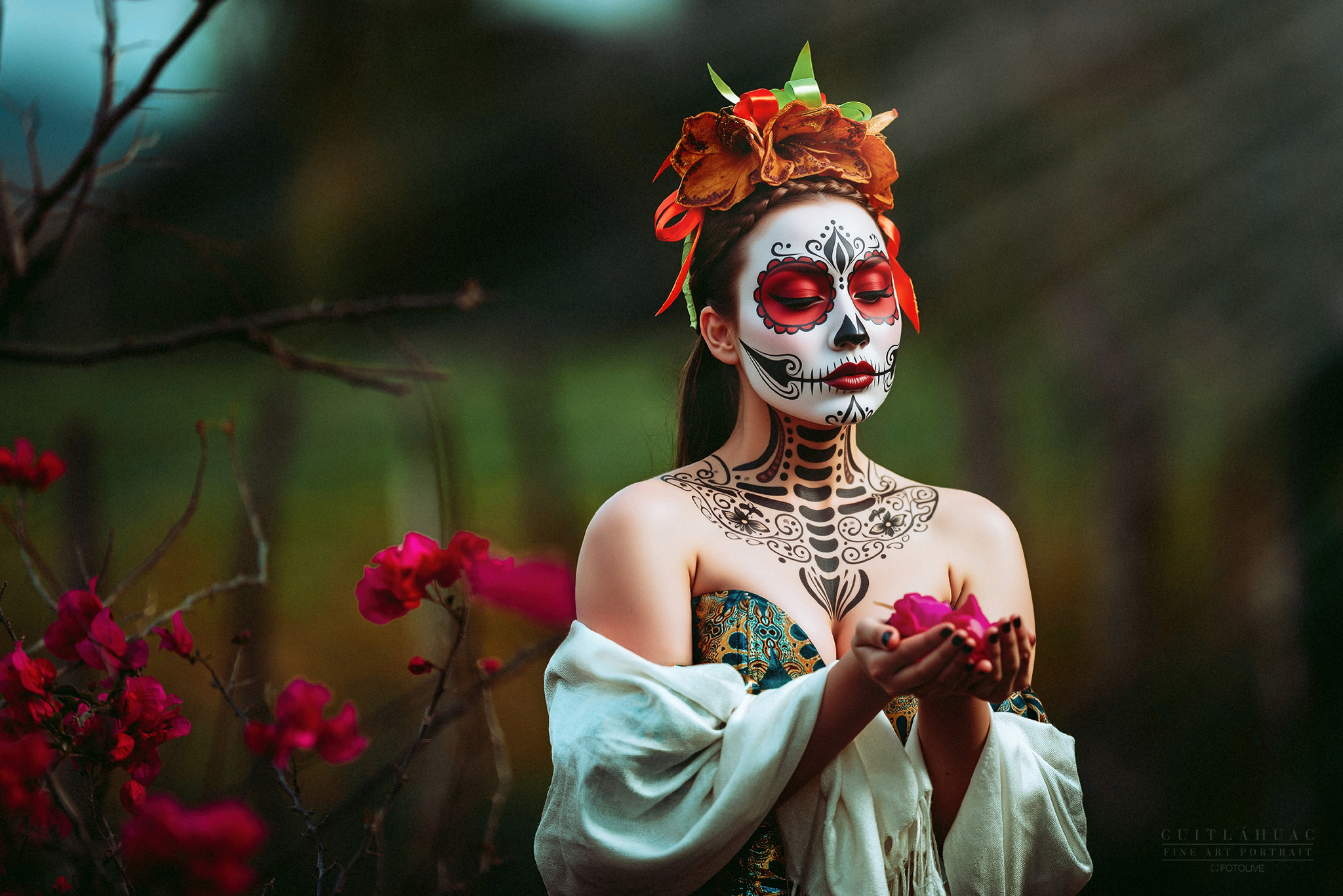 retrato fine art de una catrina mexicana con maquillaje de calavera, tocado floral dorado y vestimenta ceremonial, en un entorno decorado con azulejos y elementos tradicionales del Día de Muertos.