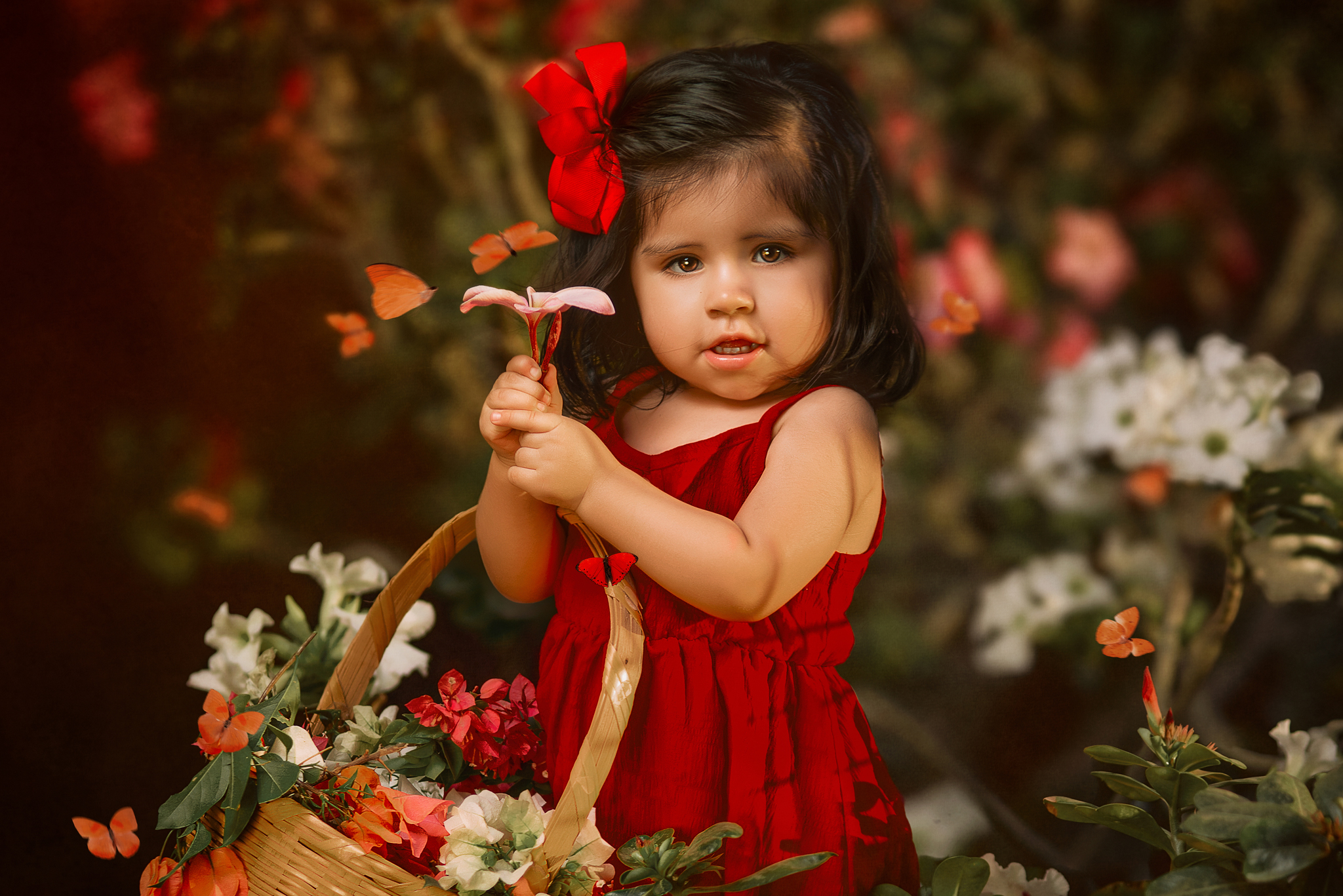 Retrato Fine Art de niña con vestido rojo entre flores y mariposas en Guasave, Sinaloa, realizado por FOTOLIVE.