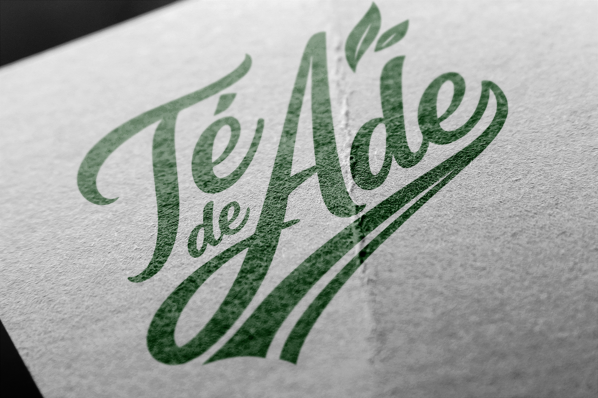 Logotipo de Té de Ade troquelado, fotografía macro por FOTOLIVE