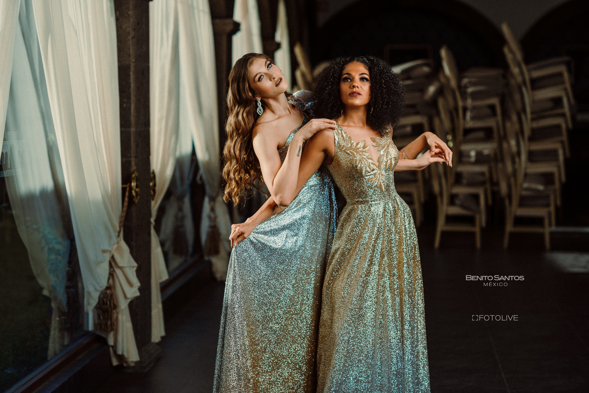 Sesion Editorial Para Benito Santos Mexico Por Cuitlahuac De Fotolive 01 Retrato editorial de dos modelos en vestidos de gala de Benito Santos México, con iluminación dramática y pose curatorial.