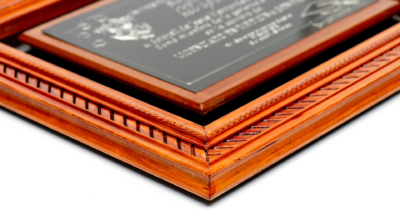DIploma Color Caoba Modelo EMPERADOR Placa Negra 02 FOTOLIVE GRADUACIONES