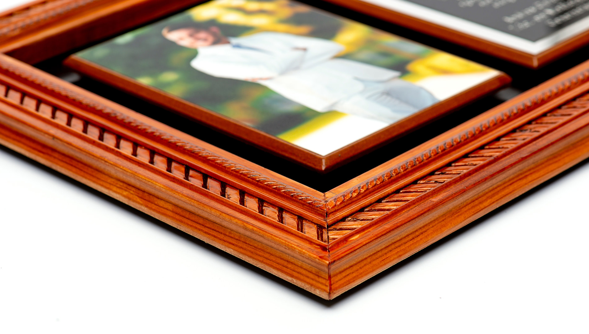 Foto Agradecimiento Color Caoba Modelo EMPERADOR Placa Negra 04 FOTOLIVE GRADUACIONES